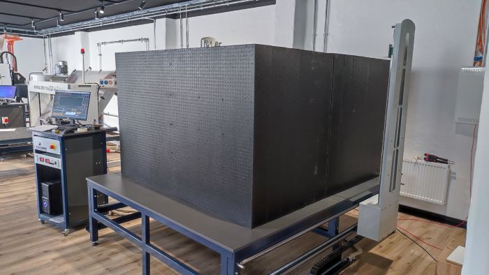 Machine CNC à fil chaud découpant un bloc EPS avec précision