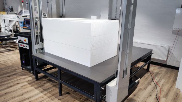 Bloc EPS standard sur la table de travail d'une machine CNC à fil chaud