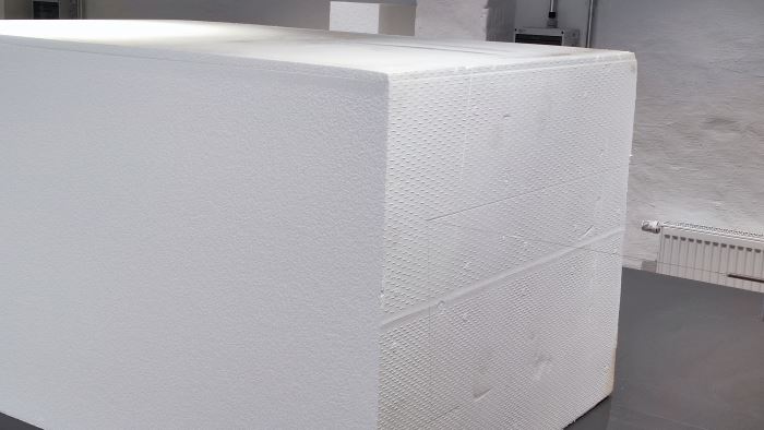 Machine découpant un bloc EPS